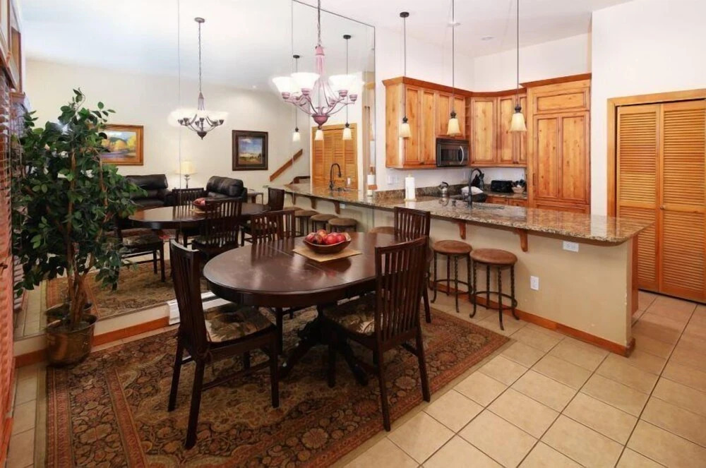Luxury One Bedroom Condo in Cascade Village at the Base of Chair Lift 20