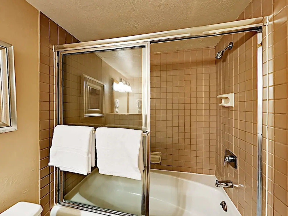 New Listing! Large Ski-in/ski-out: Pool & Hot Tub 1 Bedroom Condo