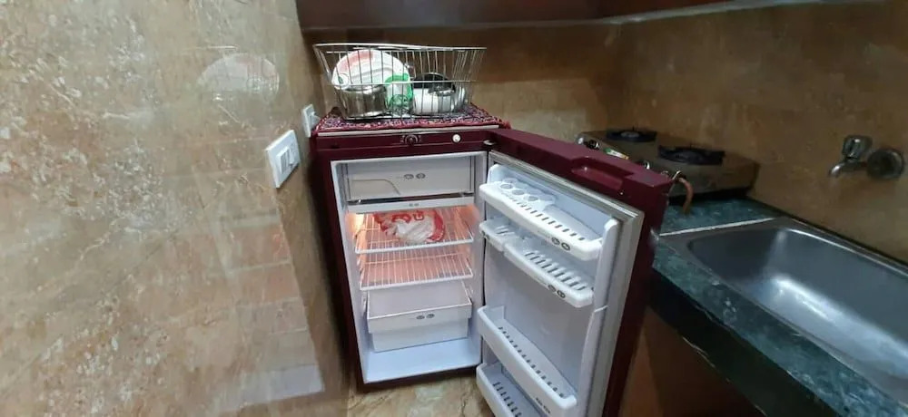 Room in Guest room - Posh S Delhi Foreigners Area, Lajpat Nagar