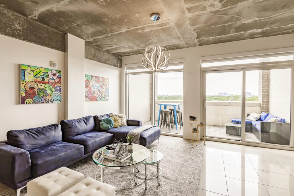 Hang Ten- Large Townhome, lux amenities, parking