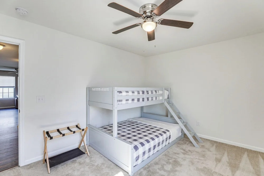 Pet-friendly Ladson Home: 23 Mi to Charleston!
