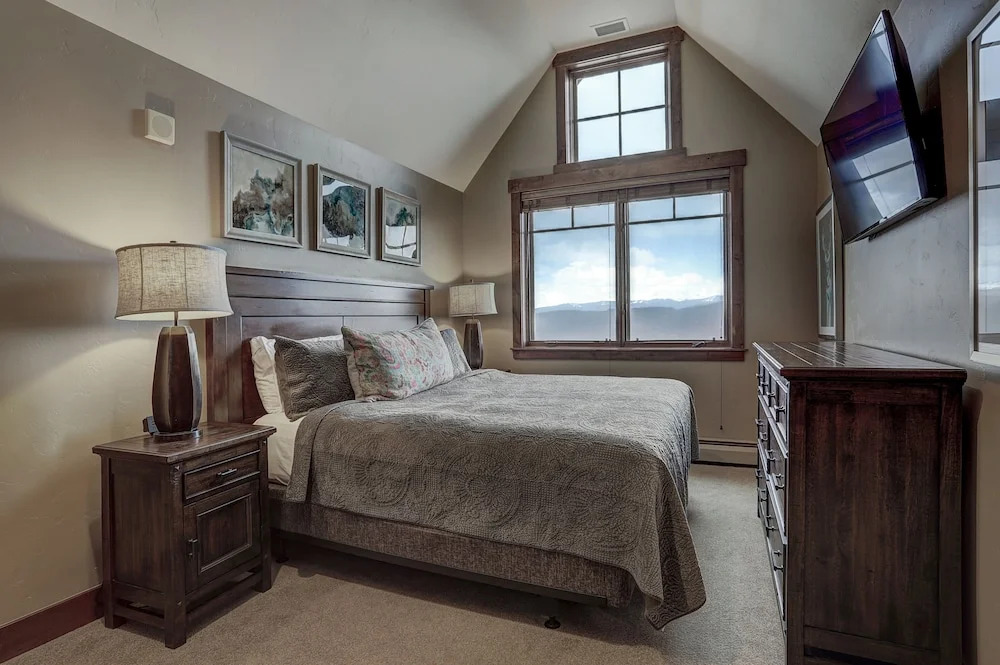 4 Bdrm/4 Bath on Peak 7- Luxury & Modern Condo