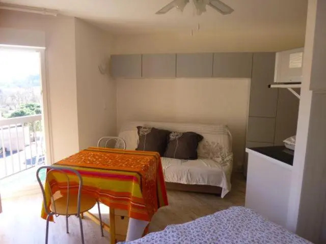 studio 23m² avec lit fixe en 140 et canapé clicclac