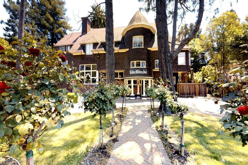 Cedar Gables Inn