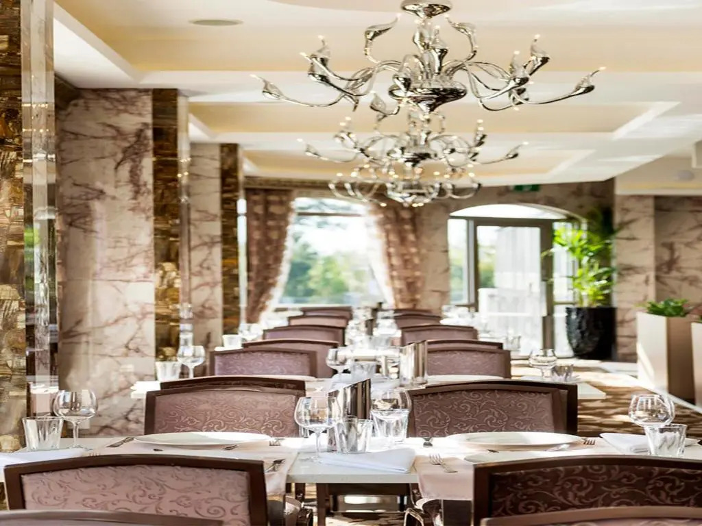 Swan River Hotel