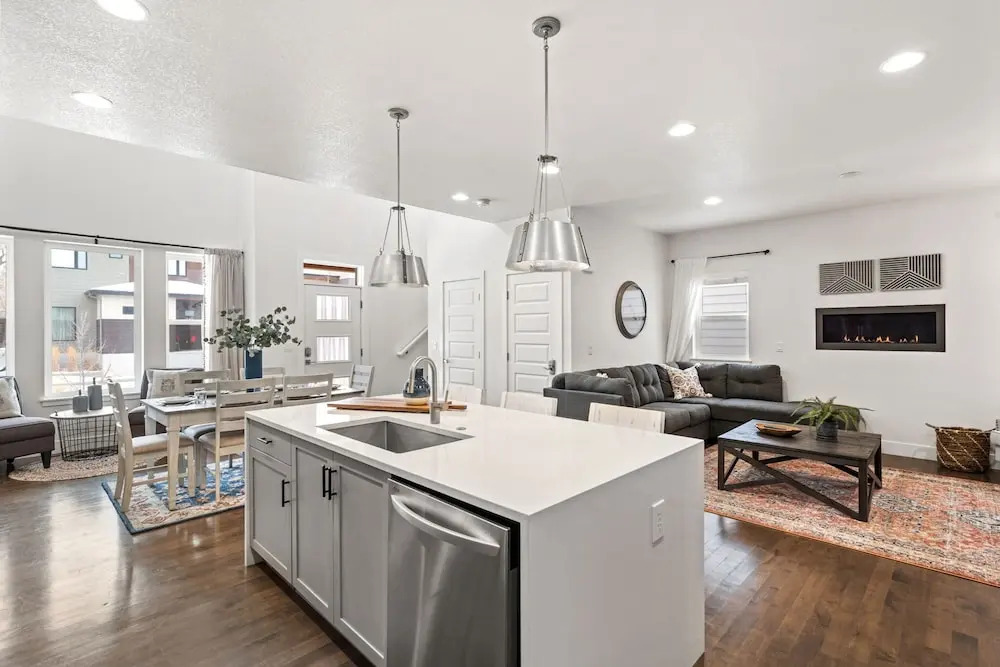 Steps From River & Old Town - Hot Tub & King Bd
