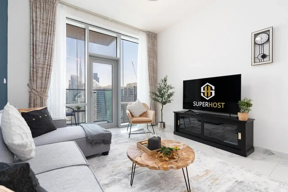 SuperHost - Luxury Apt with Panoramic Burj and Canal Views