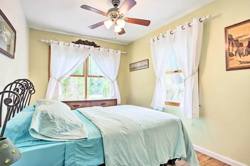 Charming Hampton Bays Home 5 Mi to Coopers Beach