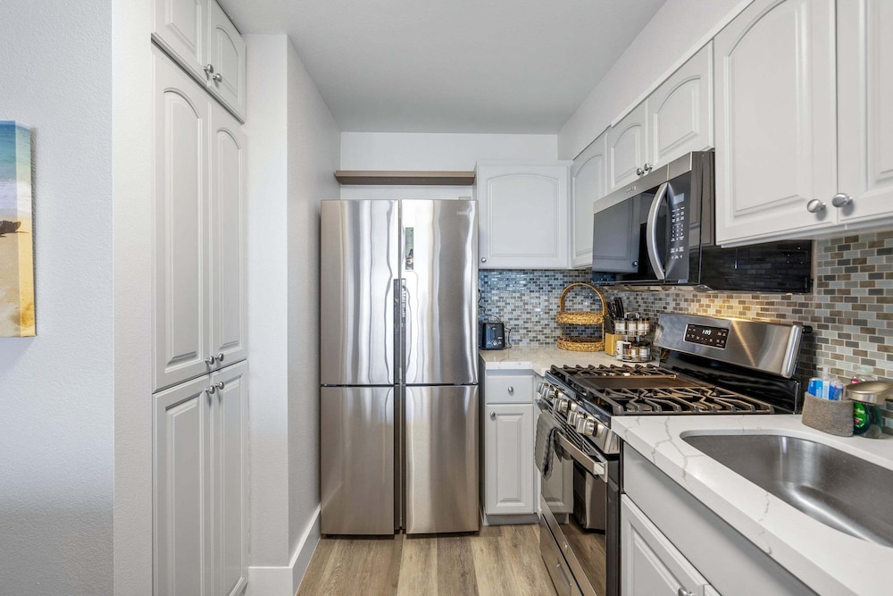 Kihei Akahi D-515: Newly Renovated Ocean View, No Carpet, 3 Zone Split AC, Wi-fi