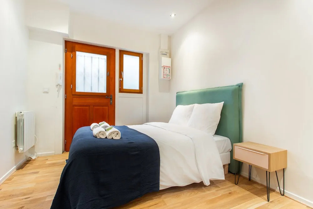 Cosy flat Eiffel tower