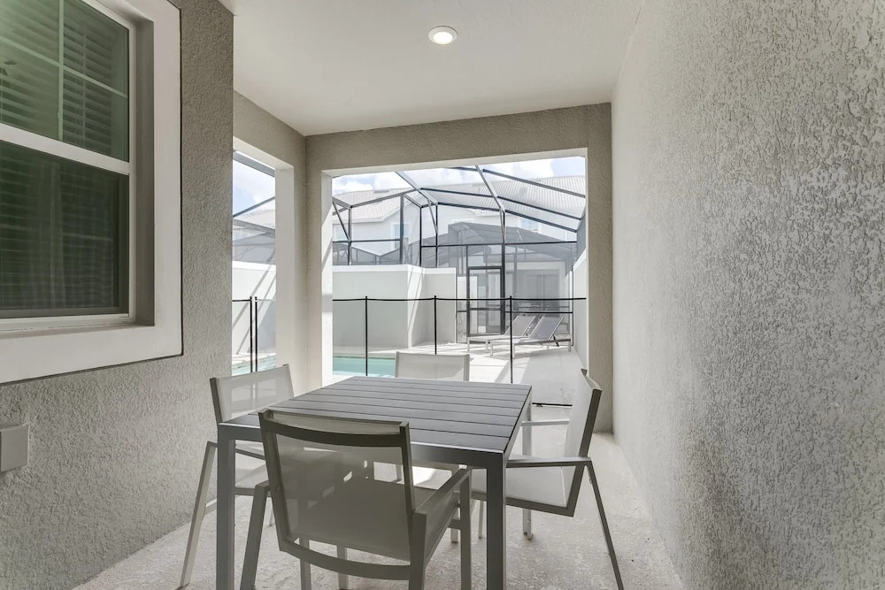 4bed 3Ba Storey Lake Home w. Pool