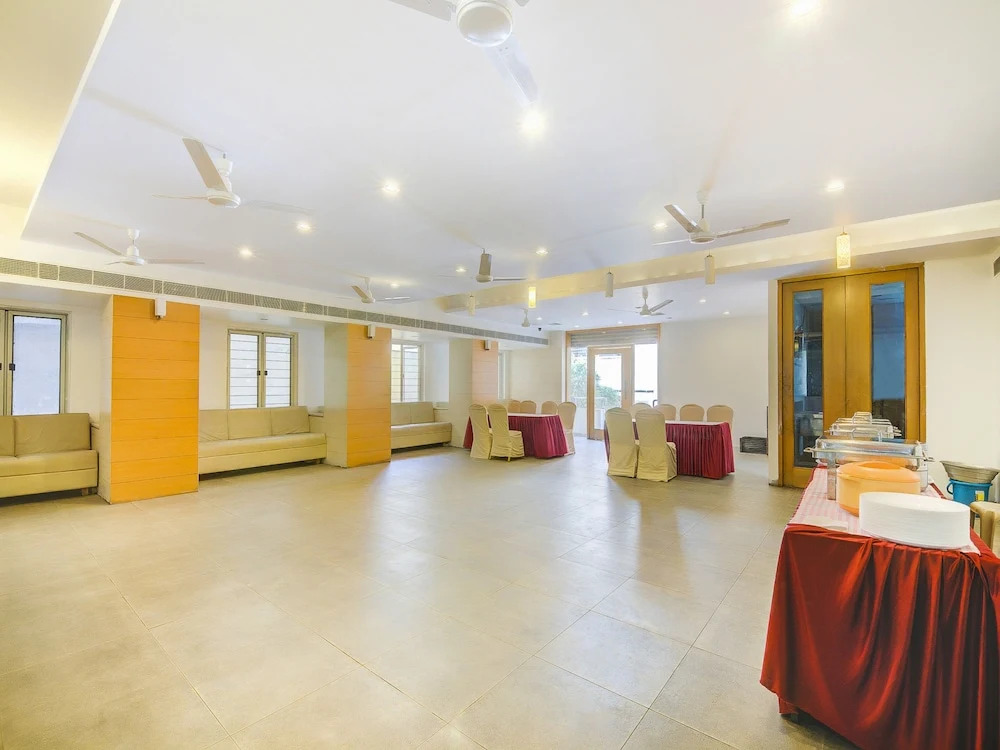 Hotel Leela Grand Inn