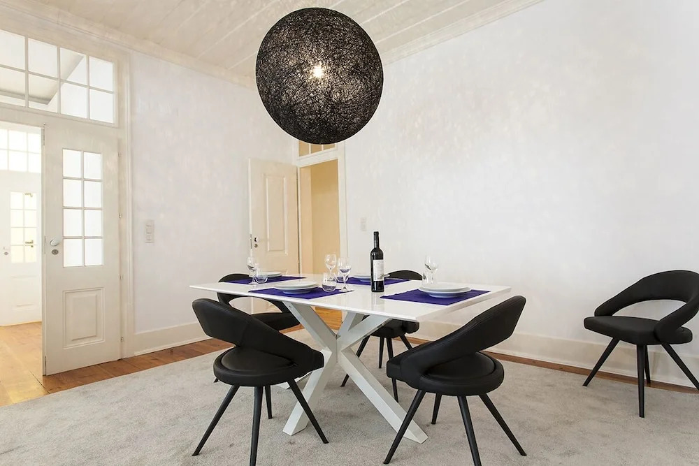 ALTIDO Elegant 3BR Apt w/workspace in Chiado