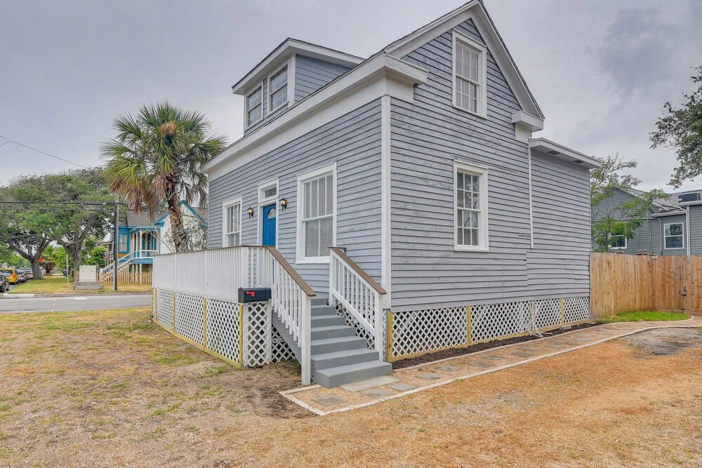 4 Blocks to Beach! Family-friendly Galveston Home