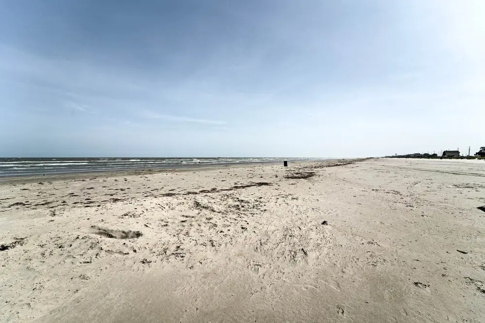 Beachfront Serenity in Galveston! Group-ready Home