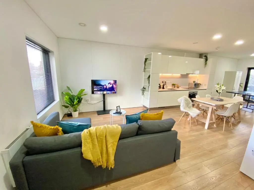 Large Townhouse 5 Beds with Two Parking Spaces - Manchester City Centre