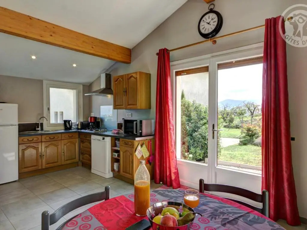 Gîte confortable à Genilac avec terrasse et jardin, idéal pour 2 personnes - FR-1-496-114
