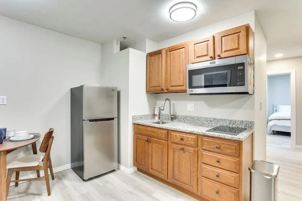 Half-mi to Oakland City Golf Club: Sleek Apartment