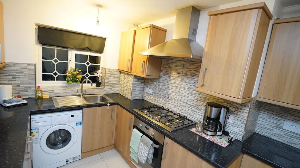 4Bed Spacious House Free Parking