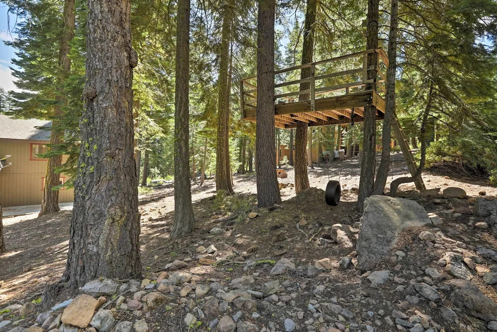 North Lake Tahoe Cabin: 4 Mi to the Beach!