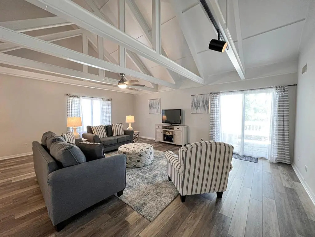 708 Queens Grant