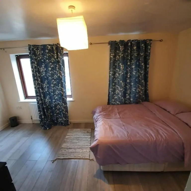 4 Bed House Sleeps 12 - Private Garden - Parking