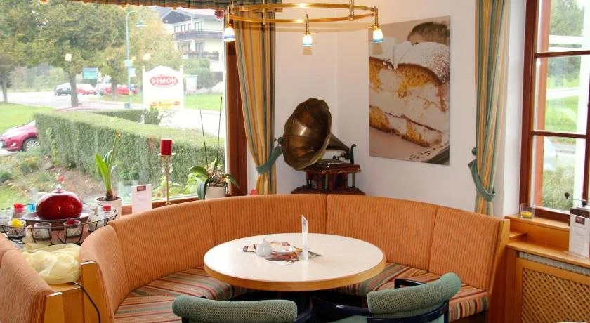 Simon - Hotel & Café