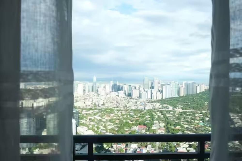 Ultra Luxury 66F Penthouse  Skyline View
