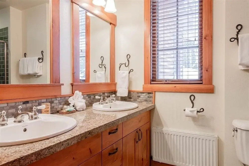 Stylish End Unit On Fairway, Hot Tub - Walk To Lift 2 Bedroom Condo