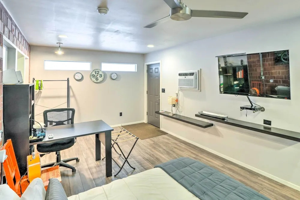 1 Mi to Old Town Scottsdale: Home w/ Putting Green