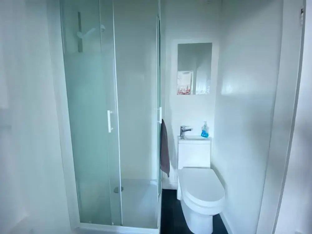 3 Bed House - Sleeps 5 - Wifi, Parking