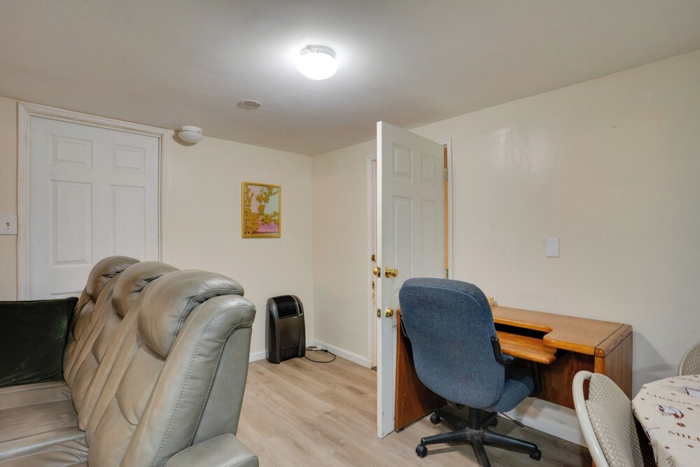 1 Mi to UBS Arena! Pet-friendly Elmont Apartment