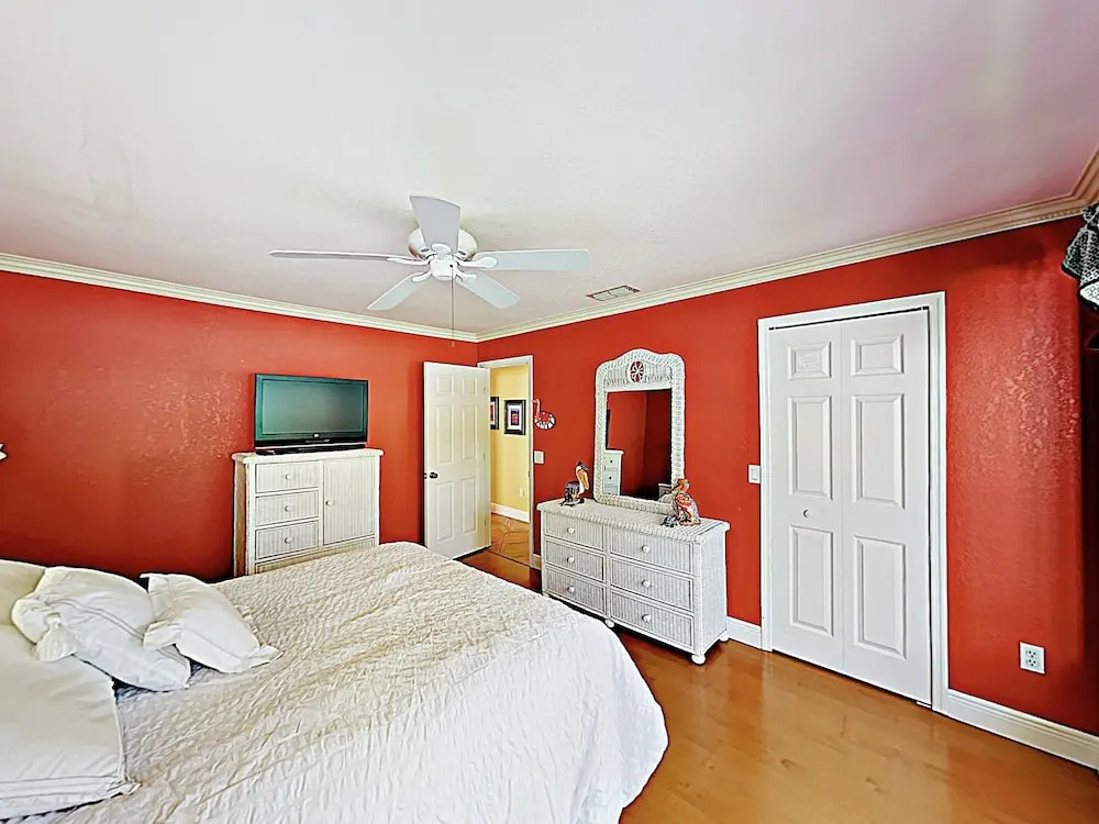 Riverfront Paradise W/ Caged Pool, Hot Tub & Dock 3 Bedroom Home
