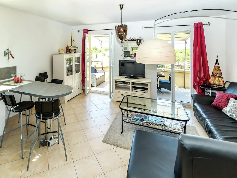 Charming Apartment in Mallemort with Swimming Pool