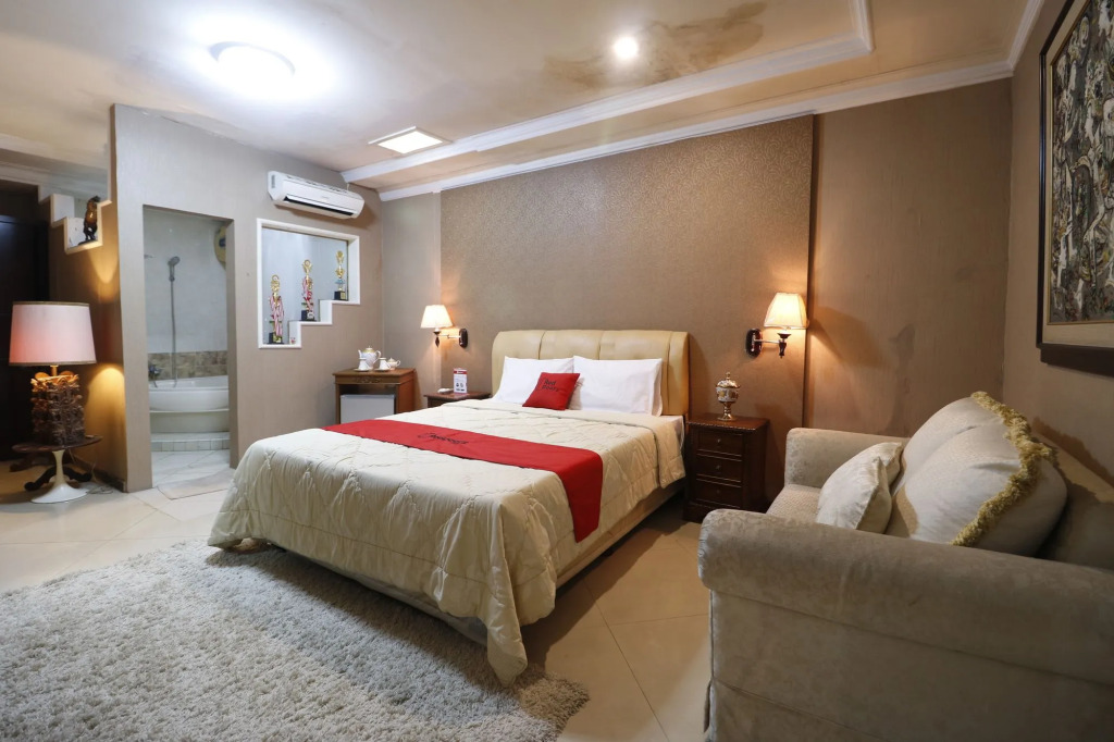 RedDoorz Plus @ Jalan Dharmawangsa
