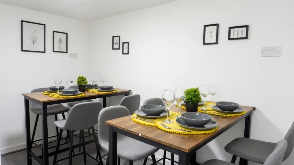 Air Host and Stay - Breckfield house sleeps 14, 7 bedrooms free parking LFC