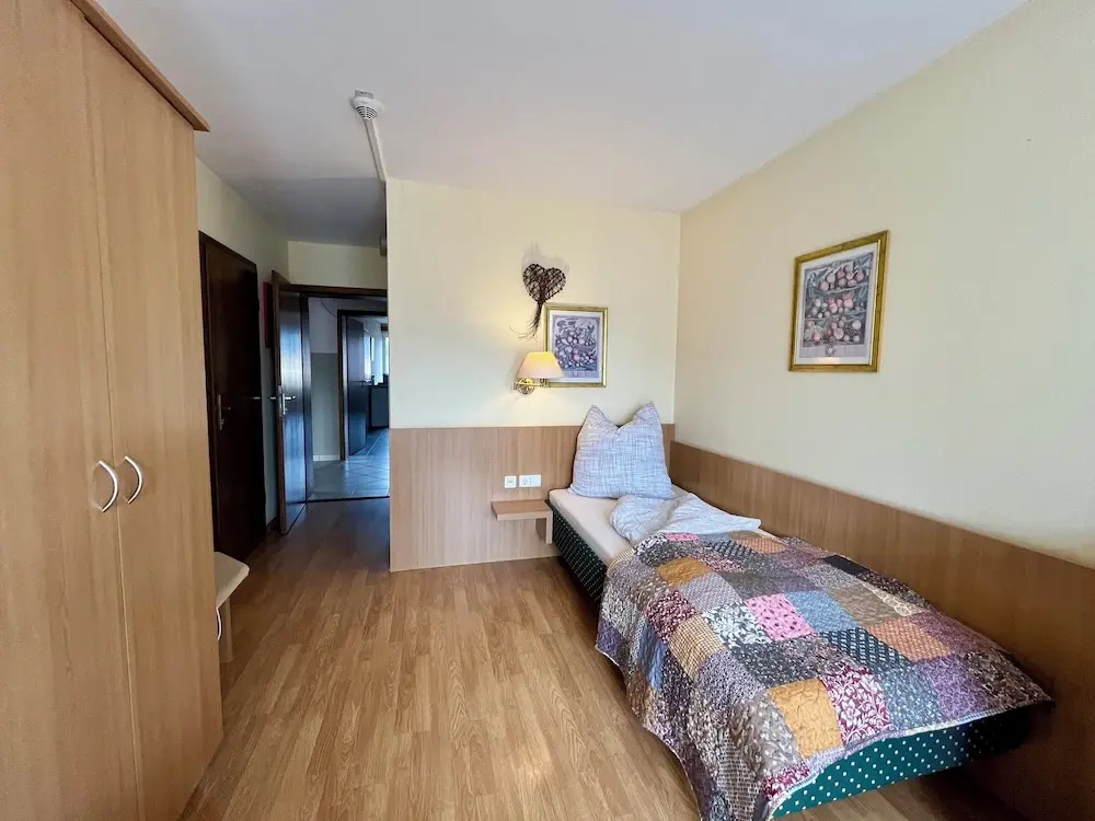 B&B Hotel GOLDENER HAHN - Hyggelige Budgetzimmer mit Panorama Hallenbad
