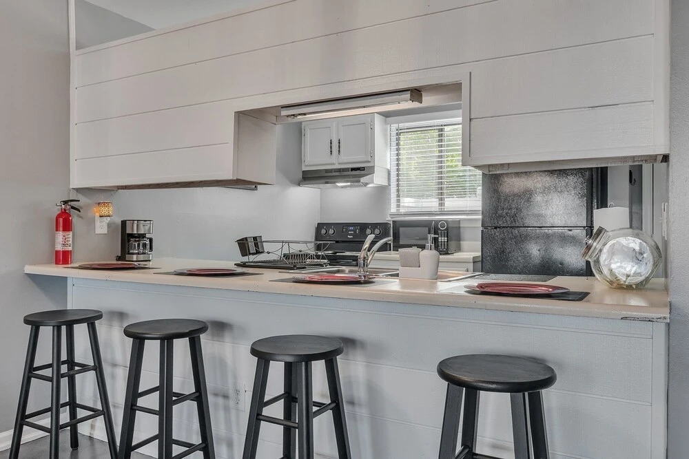 Comfy Home In The Heart Of Raleigh 2 Bedroom Townhouse by Redawning