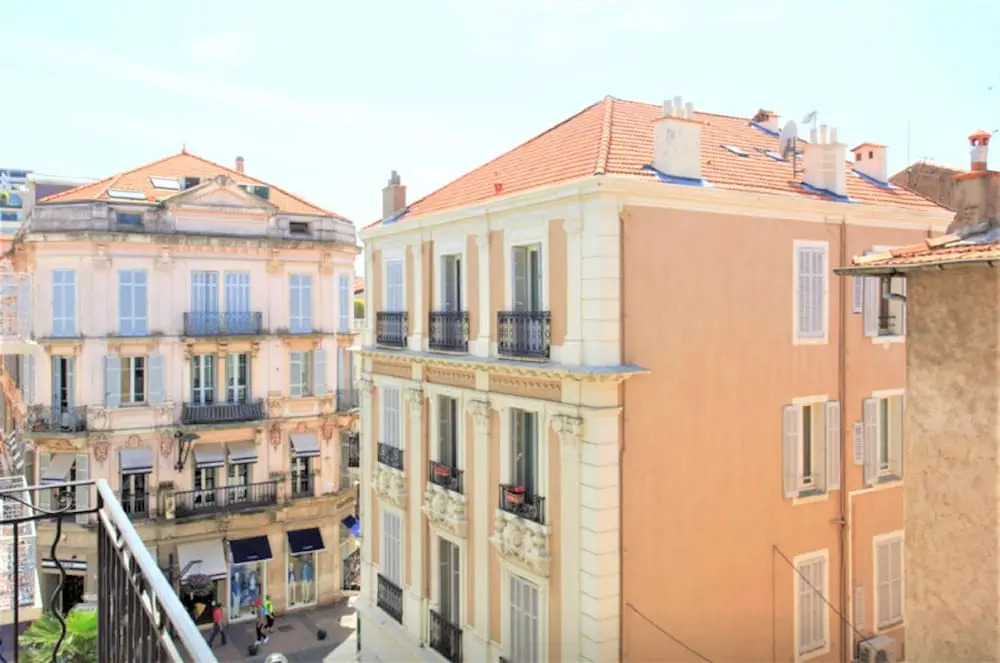 Large 1 Bedroom with Balcony City Centre