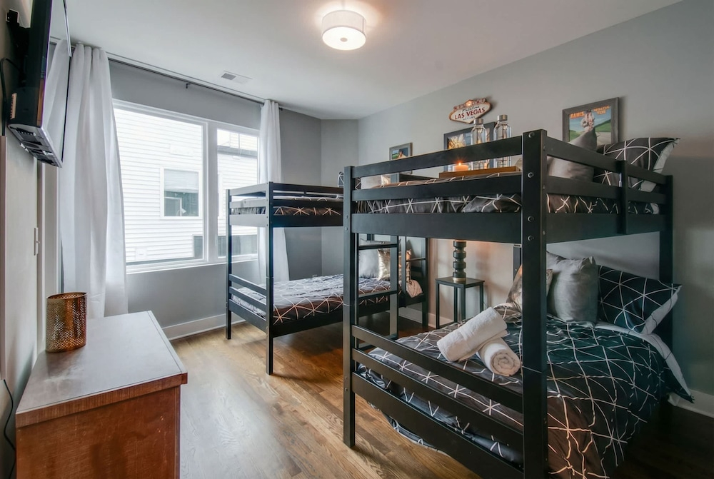 King Queen 2 Homes - 24 Beds City Views