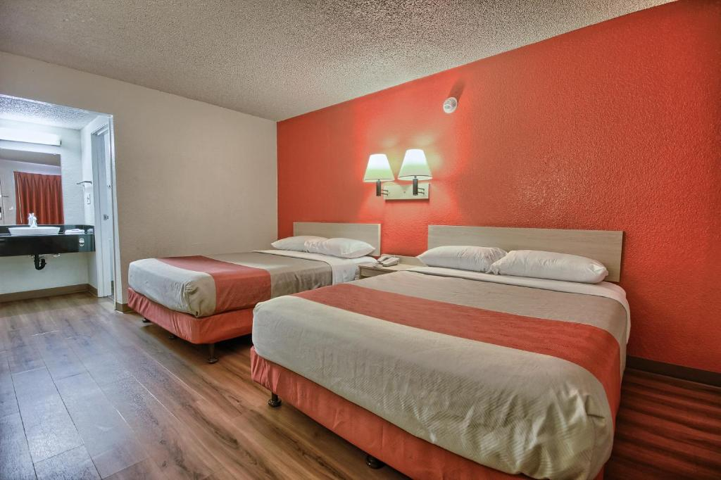 Motel 6 Fresno - Blackstone South