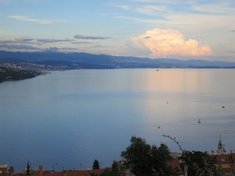 Luxury Three-bedroom Apartment With Amazing Overlook at the sea