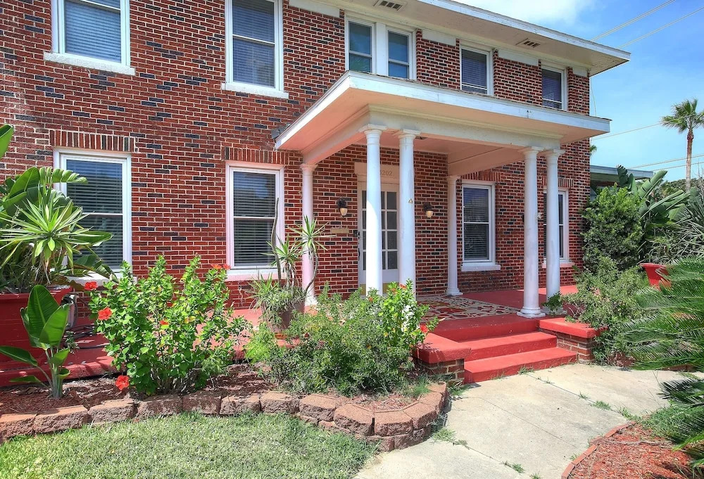 Asher House 4 Bedroom Home by Redawning