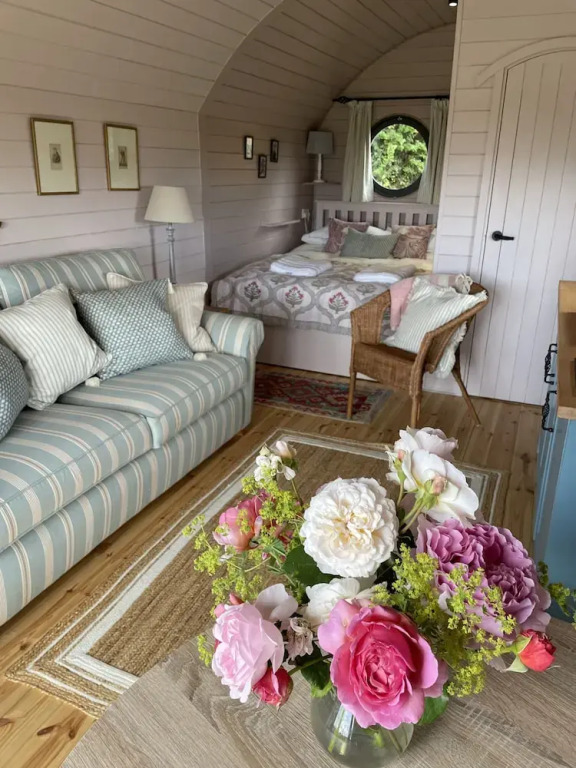 Cabins in Oxfordshire With Hot Tub & Meadow Views