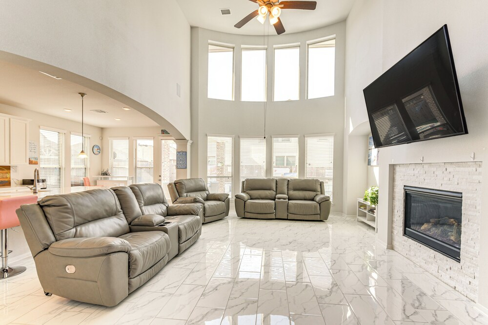 Games, Films & Outdoor Fun: Luxe Home in La Marque
