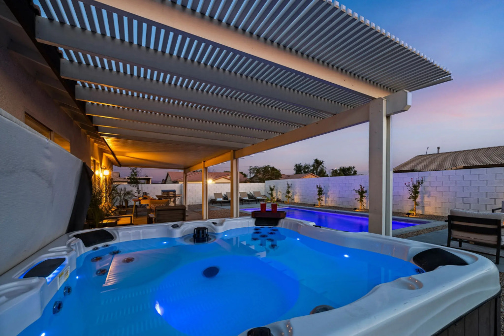 Montego by Avantstay Private Yard w/ Pool & Hot Tub