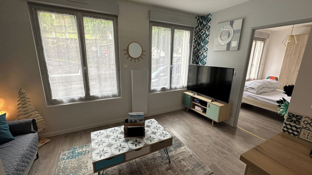 2-bedroom Revamped Flat in Auvergne