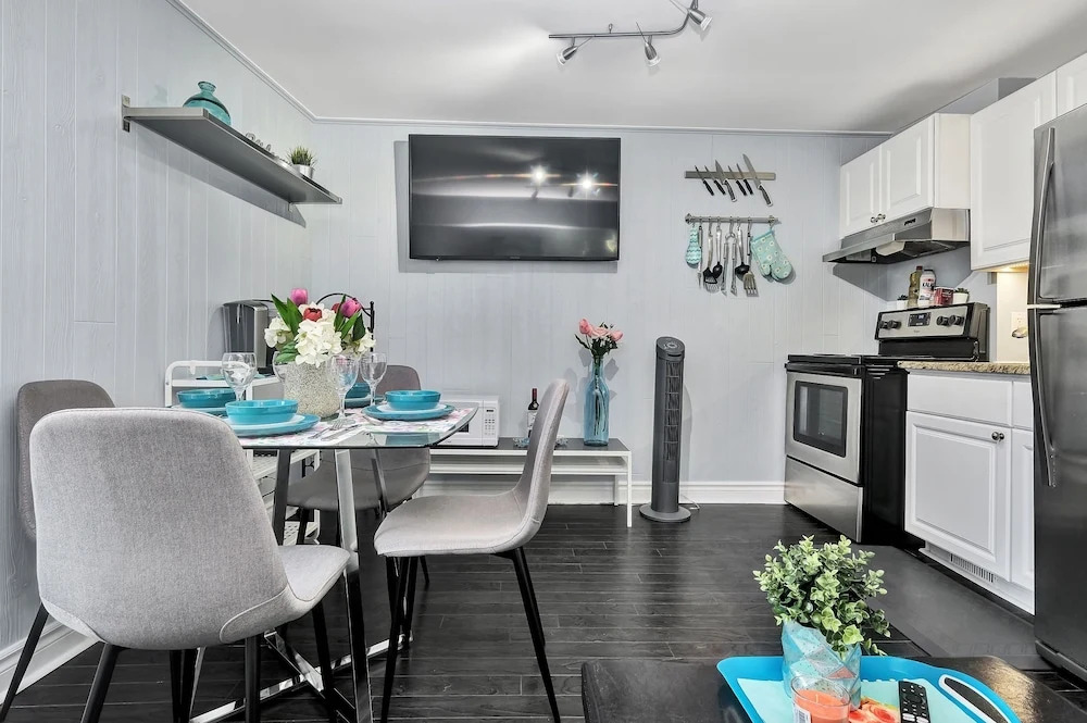 2BR Apt With Netflix Access to Rooftop Terrace