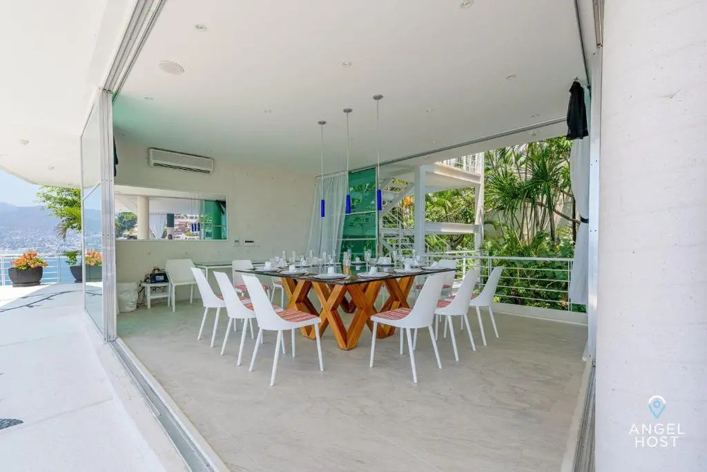 Opulent Casa Utopia with 290 degrees Jaw-Dropping Ocean Views
