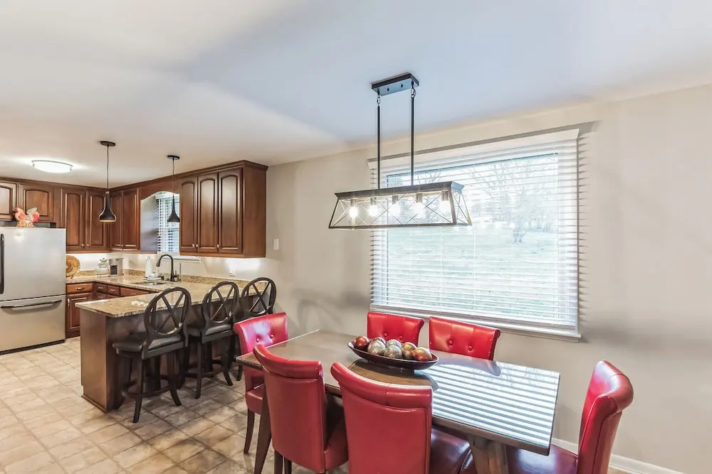 Luxurious 4BR Home, Pet Friendly!